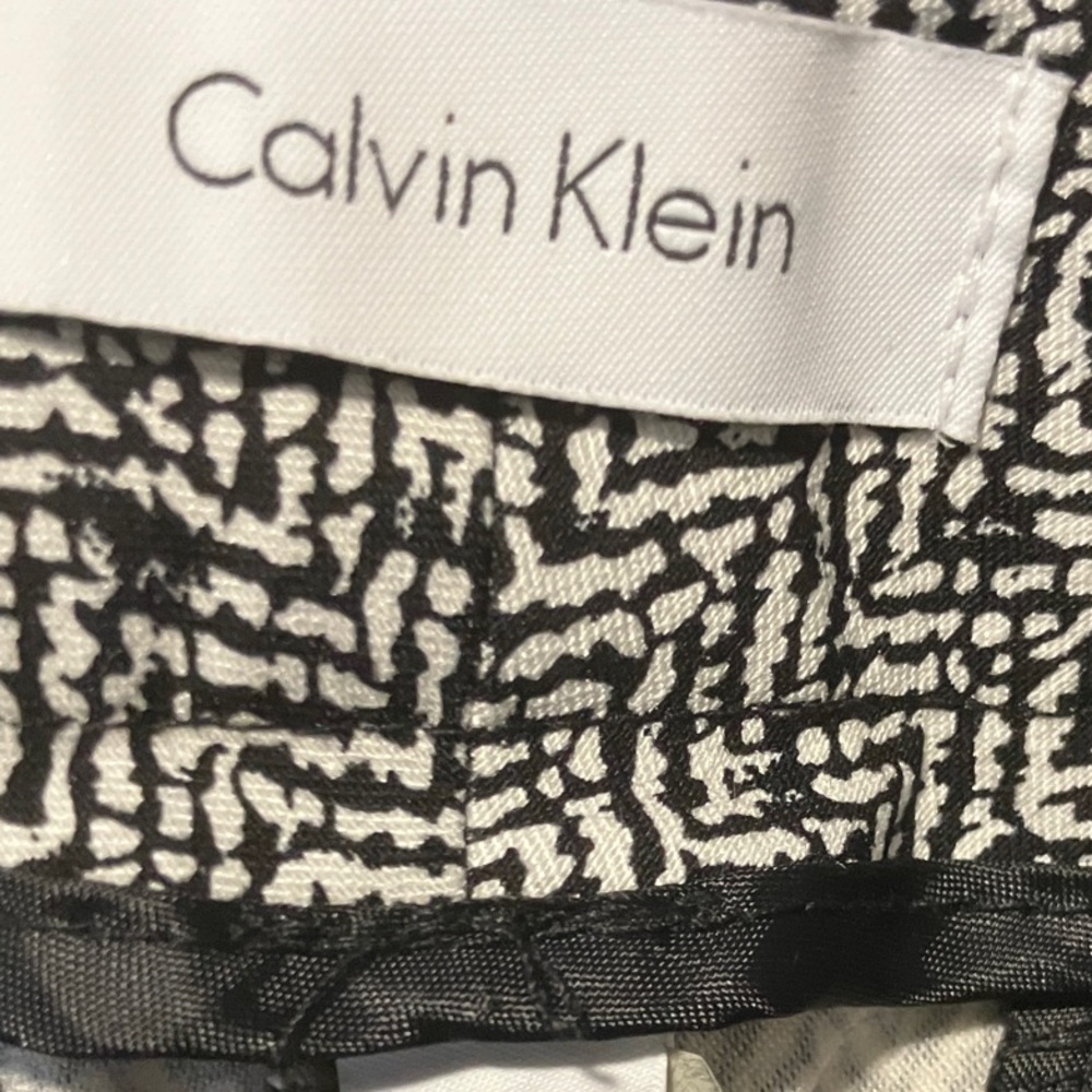 Calvin Klein Monochrome Abstract Design - Picture 2 of 9